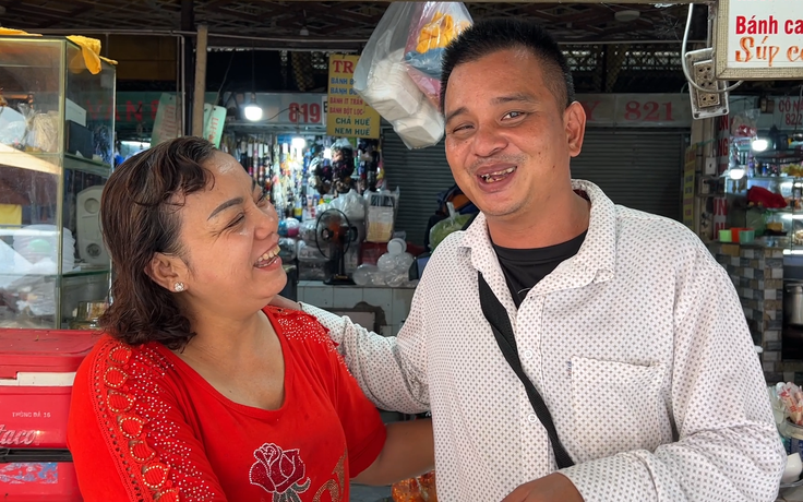 Bản sao Đàm Vĩnh Hưng tái xuất hiện ở chợ Tân Định, hát "Xin lỗi tình yêu"