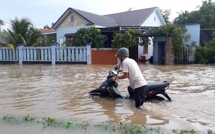 Phú Quốc ngập nặng sau cơn mưa lớn, người người lội bì bõm
