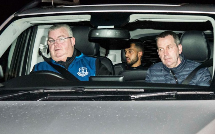 Theo Walcott kiểm tra y tế tại Everton
