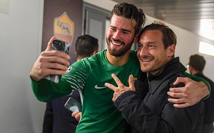 Totti vui ké, Nainggolan “quẩy” nát phòng thay đồ của Roma