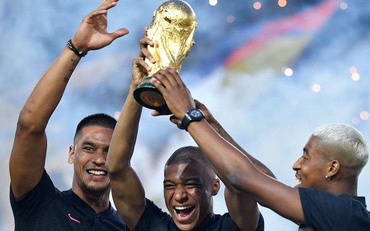 Mbappe nâng cao Cúp vàng thế giới trong màu áo…PSG