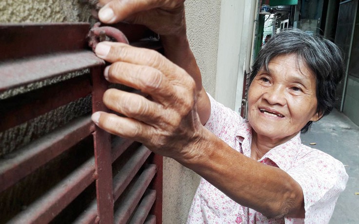 Những người Sài Gòn cực thông minh làm thang sắt chống chiếm vỉa hè từ 2012