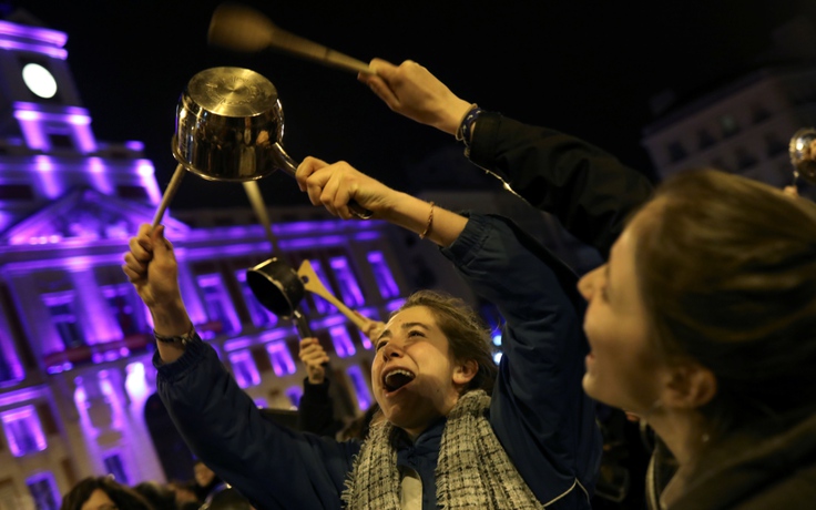 Mừng 8.3 kiểu Tây Ban Nha: nửa đêm gõ nồi phản đối