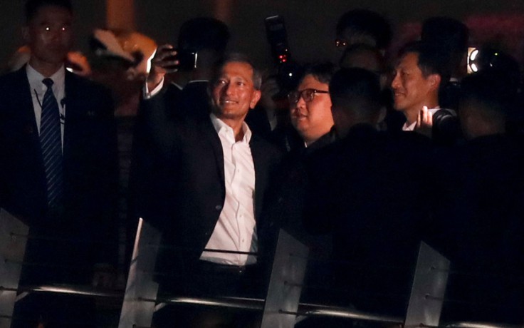 Trước thượng đỉnh Mỹ - Triều, ông Kim Jong-un dạo chơi, chụp selfie ở Singapore