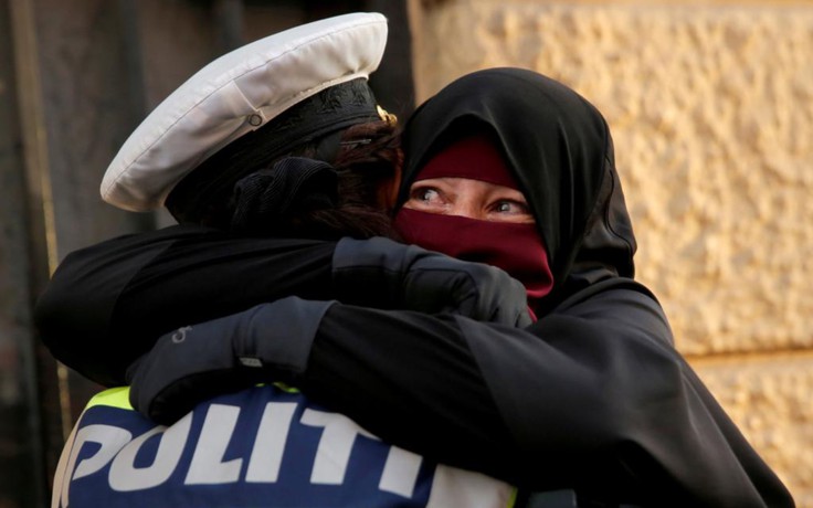 Nữ cảnh sát Đan Mạch bị điều tra vì... ôm người biểu tình