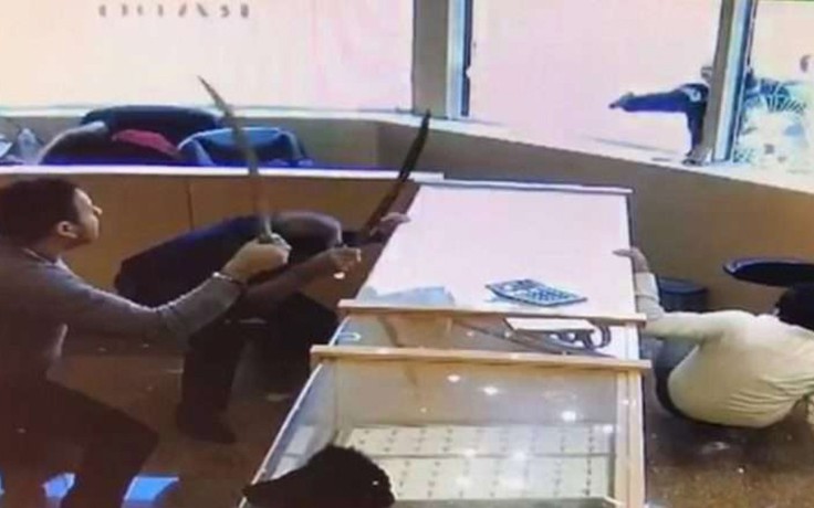 Xem nhân viên cửa hàng trang sức Canada vung kiếm quyết liệt chặn cướp
