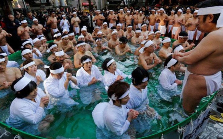 Lạ mắt lễ tắm nước lạnh thanh lọc bản thân đón năm mới của Thần đạo Nhật Bản
