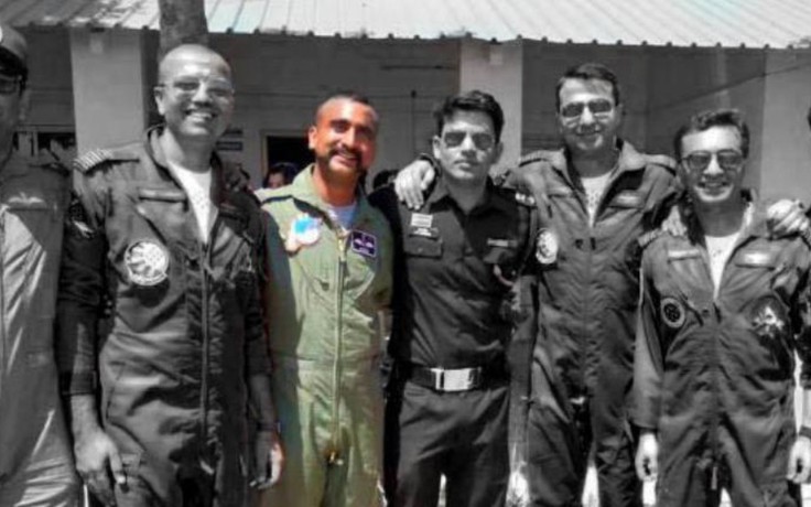 Pakistan hứa thả phi công Ấn Độ giữa không khí đối đầu hừng hực