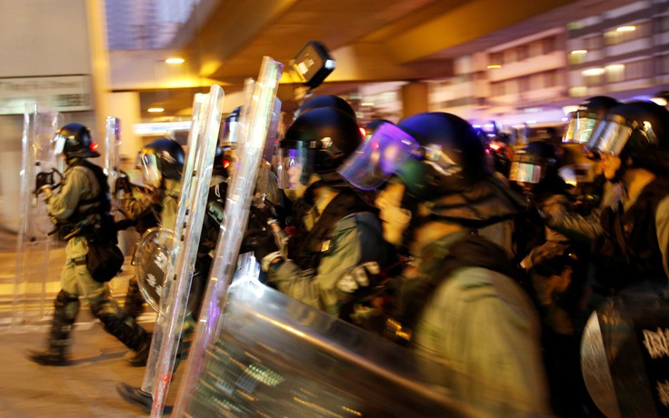 Hồng Kông lại rực lửa, ngập hơi cay vì biểu tình