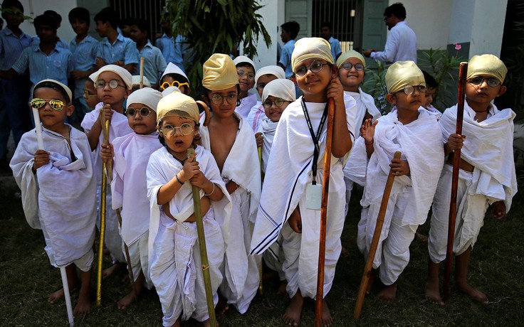 Hàng trăm Gandhi 'nhí' mừng kỷ niệm 150 năm ngày sinh lãnh tụ tinh thần Ấn Độ