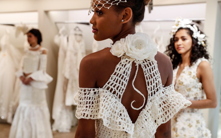 Đẹp ngỡ ngàng với váy cưới làm từ 48 cuộn giấy vệ sinh