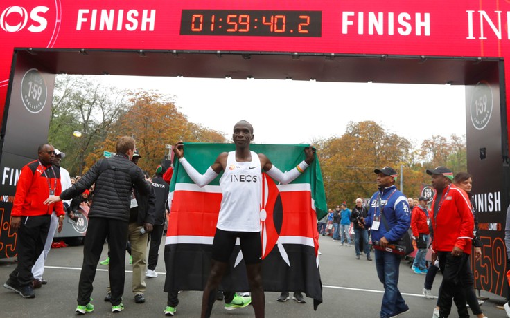 Vận động viên Kenya lập kỷ lục chưa từng có: chạy marathon dưới 2 giờ!