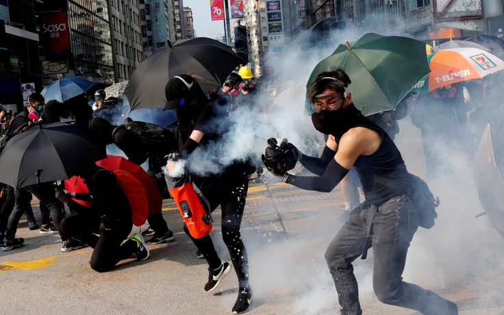 Robot của cảnh sát phá bom trên đường phố Hồng Kông