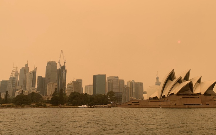Khói cháy rừng nhuộm cam bầu trời Sydney