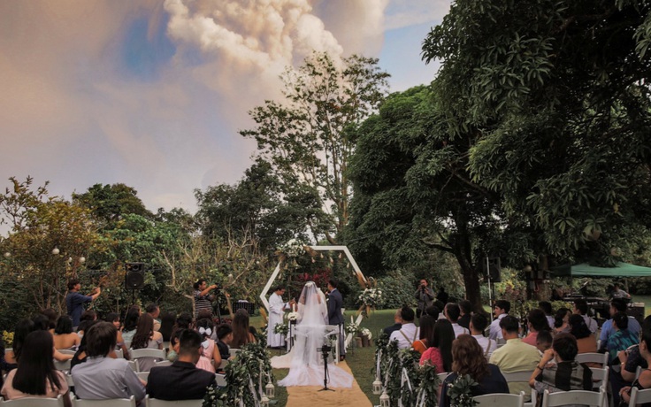 Táo bạo tổ chức hôn lễ trước núi lửa nghi ngút khói bụi