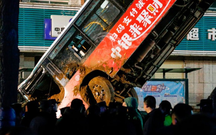 Xe buýt sụp 'hố tử thần', 6 người thiệt mạng tại Trung Quốc