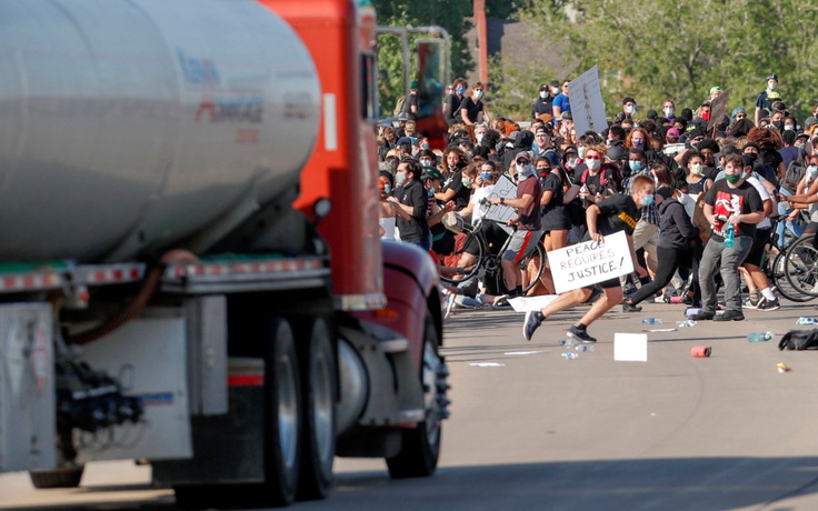 Xe bồn chở dầu lao vào đoàn biểu tình ở Minneapolis