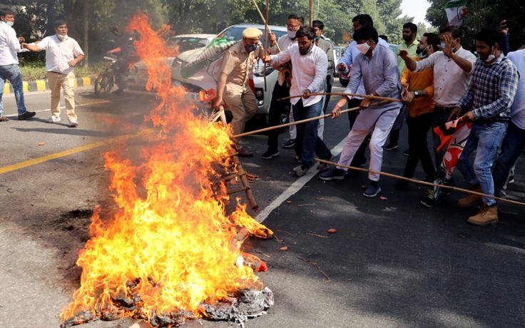 Mang nạn nhân cưỡng hiếp đi hỏa thiêu, cảnh sát Ấn Độ gây phẫn nộ