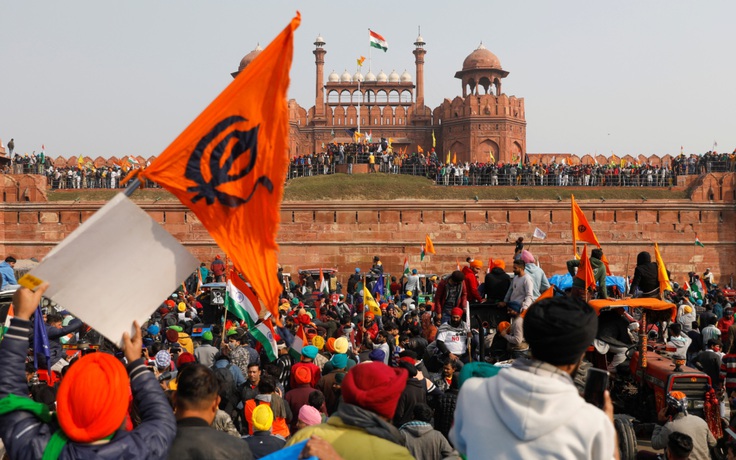 Nông dân Ấn Độ chiếm Pháo đài Đỏ, cưỡi máy cày dong ngựa biểu tình ở Delhi