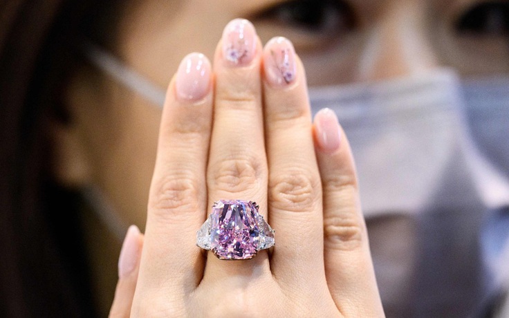 Hơn 29,3 triệu USD cho viên kim cương hồng tím hiếm có
