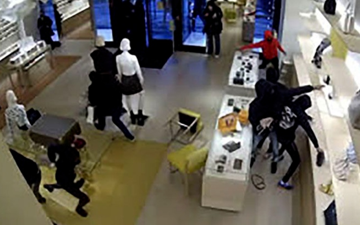 Nạn cướp 'đập tủ gom đồ hội đồng' làm trung tâm mua sắm Mỹ lo lắng