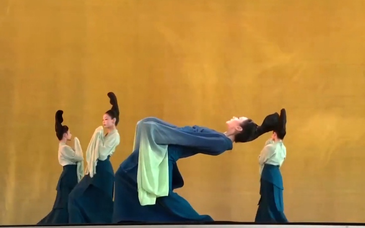 Mạng xã hội Trung Quốc bùng nổ vì màn múa tạo trend 'cong lưng 90 độ'