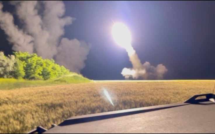 Vừa đến Ukraine, pháo phản lực phóng loạt HIMARS của Mỹ đã trút bão lửa
