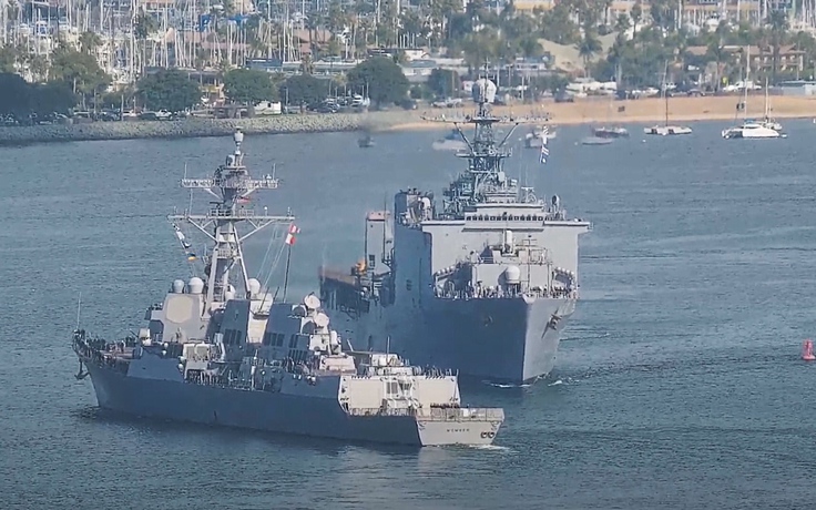 Xem hai chiến hạm Mỹ suýt đụng nhau ở vịnh San Diego