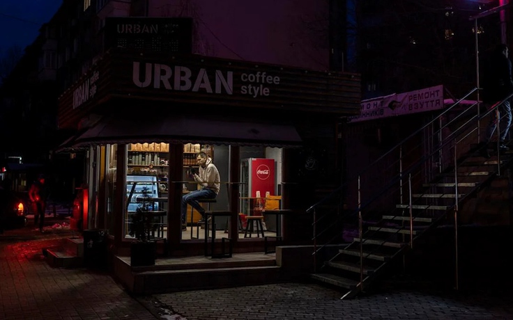 Chuyện quán cà phê ở Kyiv chật vật mở cửa giữa thời cắt điện