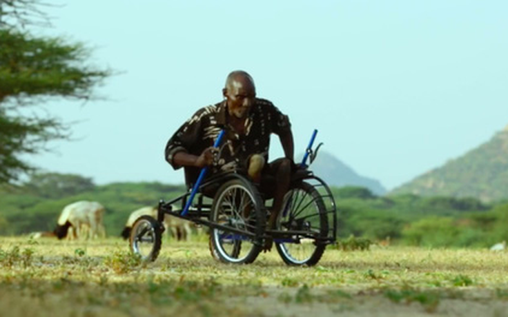 “Xe lăn địa hình” giúp người khuyết tật đổi đời