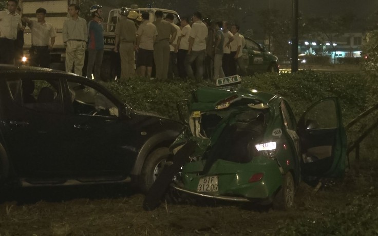 Hai ô tô va chạm lúc nửa đêm, 5 người bị thương