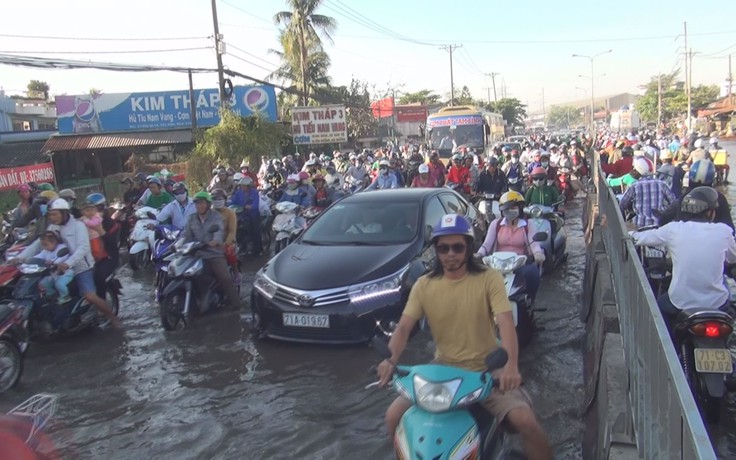 Triều cường bất ngờ vào sáng sớm, dân Sài Gòn không kịp trở tay