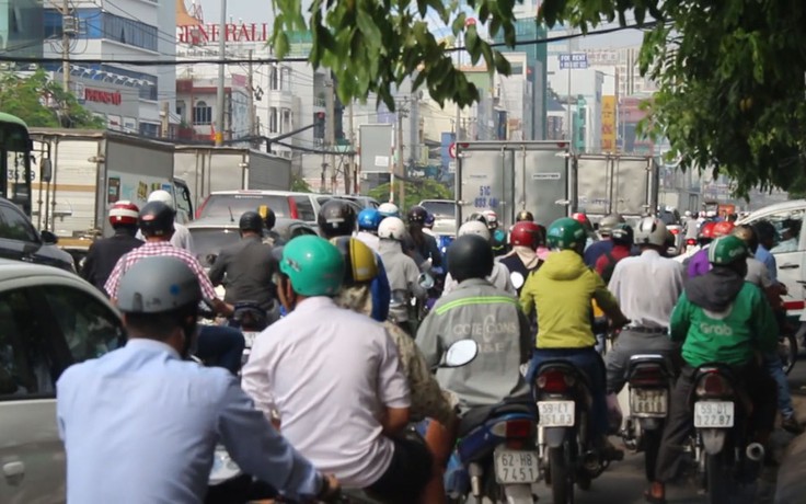 Hàng ngàn xe cộ qua Tân Sơn Nhất bị ùn ứ vì một đám cháy