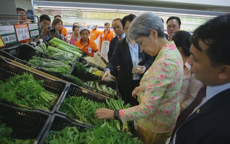 Phu nhân thủ tướng Lý Hiển Long mua sắm ở siêu thị Việt Nam
