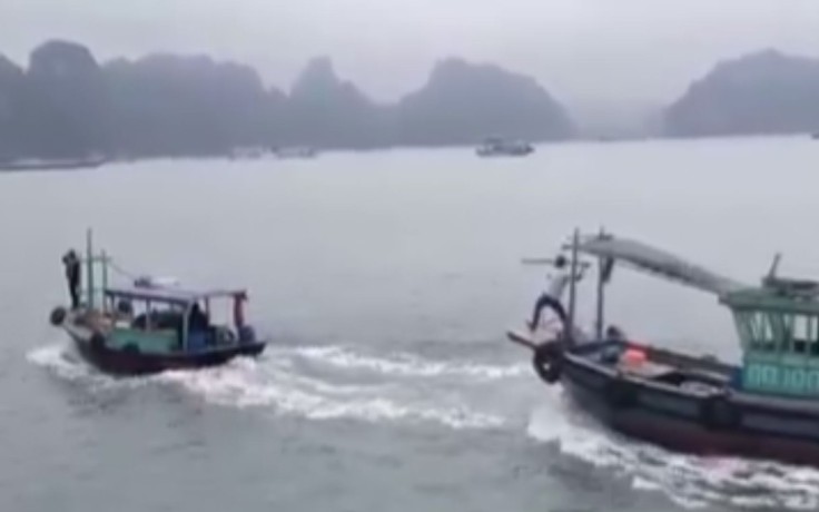 Hai tàu gỗ đuổi đánh nhau như phim hành động trên vịnh Hạ Long