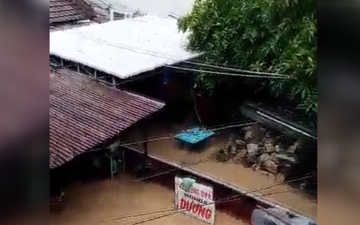 Cận cảnh nhà dân ở Nha Trang bị hư hại do bão số 12