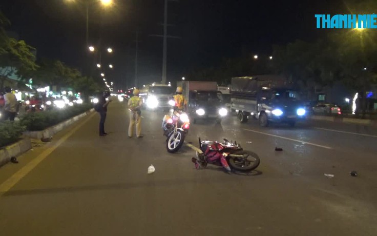 Thanh niên chạy xe máy đâm vào CSGT trên đại lộ Phạm Văn Đồng