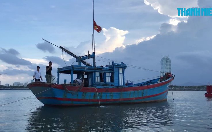 Ngư dân câu được cá nghi là sủ vàng ở cầu Thuận Phước