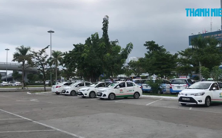 Tài xế 8 hãng taxi đình công phản đối Grab ở sân bay Đà Nẵng