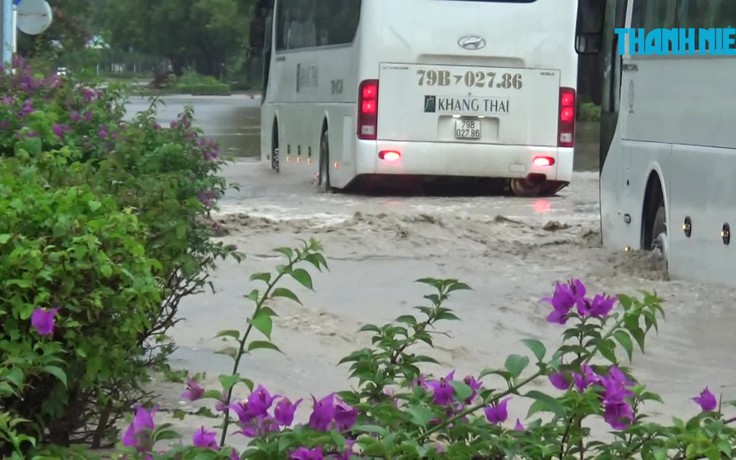Bão số 9 gây mưa lớn, đường từ Nha Trang đi sân bay Cam Ranh ngập như sông