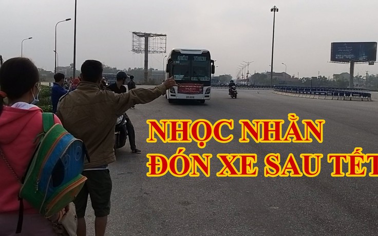 Người dân Hà Tĩnh nhọc nhằn ra quốc lộ 1A đón xe sau Tết