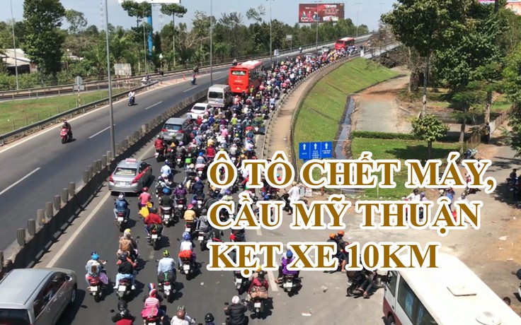 Ô tô chết máy bất ngờ cầu Mỹ Thuận kẹt xe 10km