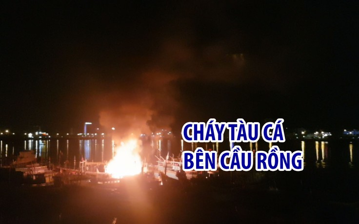 Tàu cá cháy dữ dội dưới chân cầu Rồng ở Đà Nẵng lúc nửa đêm