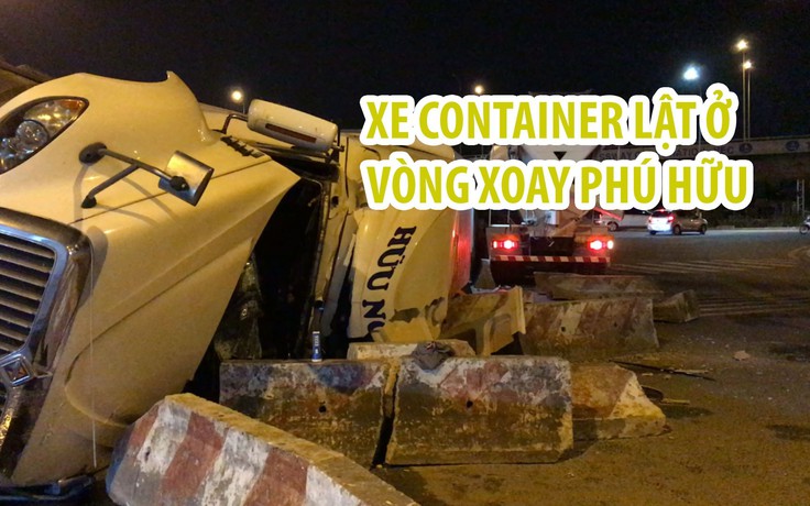Xe container lật nhào, “phơi bụng” ở vòng xoay Phú Hữu