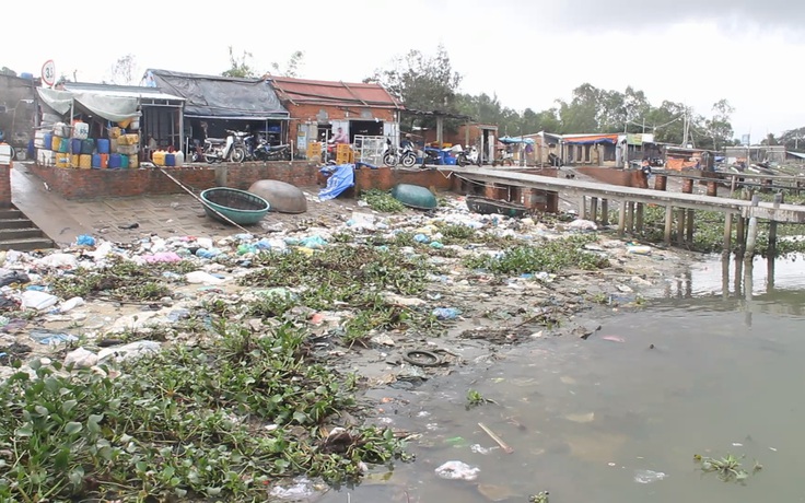 Lượng rác “khổng lồ” tấp kín hơn 1 km bờ kè sông Thu Bồn
