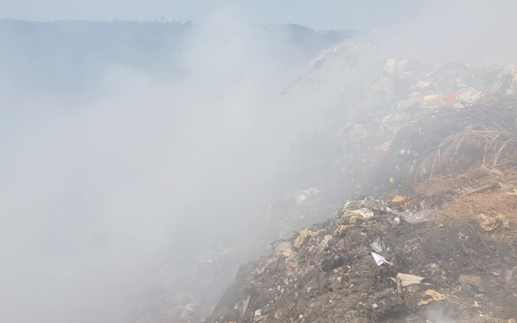Người dân Đà Lạt ngột ngạt vì bãi rác Cam Ly bốc cháy