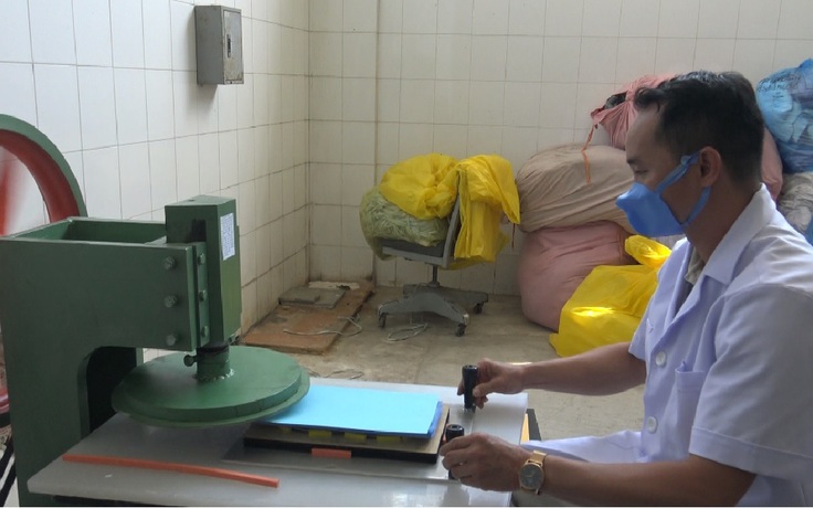 Bác sĩ Việt Nam tự sản xuất khẩu trang ứng phó đại dịch Covid-19