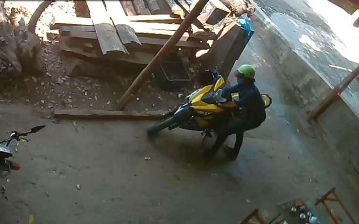 Chỉ 40 giây, tên trộm cuỗm mất xe máy để trong sân cơ sở đồ gỗ