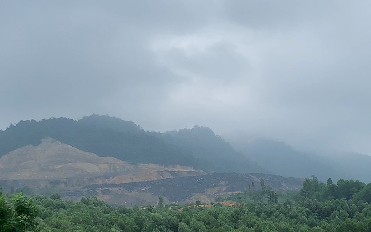Khổ như người dân sống dưới bãi thải mỏ than Minh Tiến: Cứ mưa là chạy