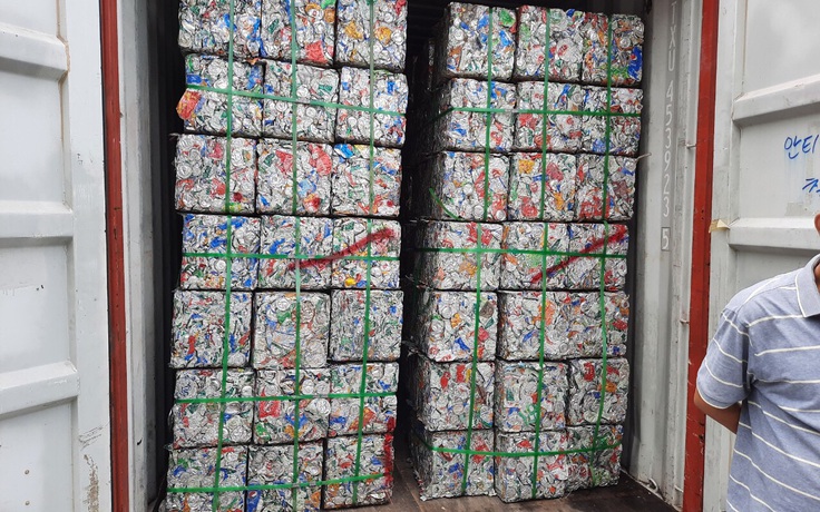 Chặn 60 tấn phế liệu ngụy trang thức ăn gia súc sắp sang Hàn Quốc